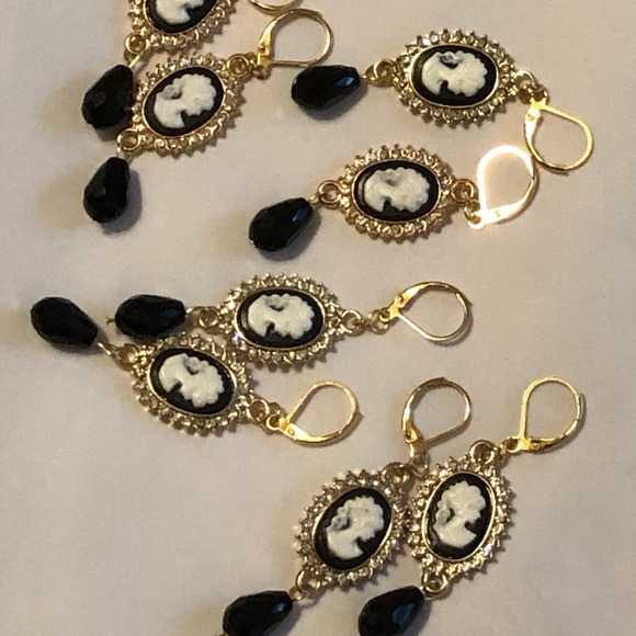 Elegant cameo earrings with black teardrop. - Picture 6 of 6